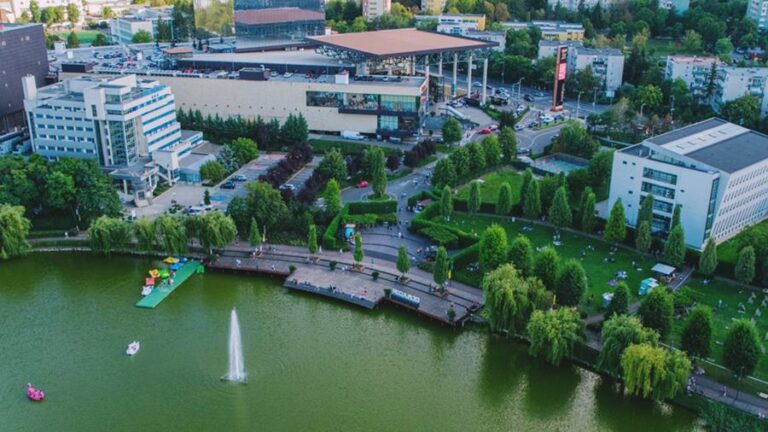 Lucrări de 300.000 de euro în promenada şi pontonul de pe malul lacului Gheorgheni din Iulius Parc