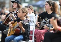 Concert inedit la Cluj: zeci de chitariști vor cânta la unison în Iulius Parc