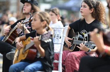 Concert inedit la Cluj: zeci de chitariști vor cânta la unison în Iulius Parc