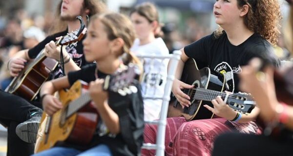 Concert inedit la Cluj: zeci de chitariști vor cânta la unison în Iulius Parc