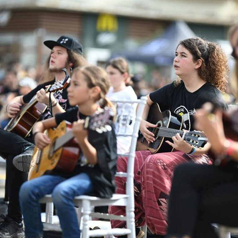 Concert inedit la Cluj: zeci de chitariști vor cânta la unison în Iulius Parc