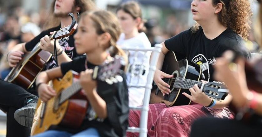 Concert inedit la Cluj: zeci de chitariști vor cânta la unison în Iulius Parc