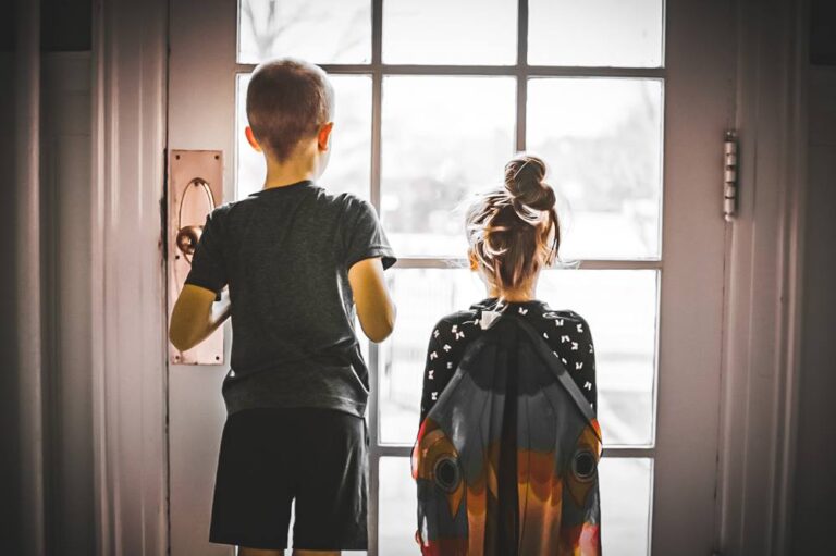 Sondaj World Vision: Peste un sfert dintre elevii din România declară ca li s-au cerut fotografii nud