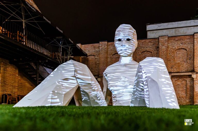 Începe festivalul Lights On la Cluj: 10 instalații artistice și o expoziție fac spectacol pentru clujeni