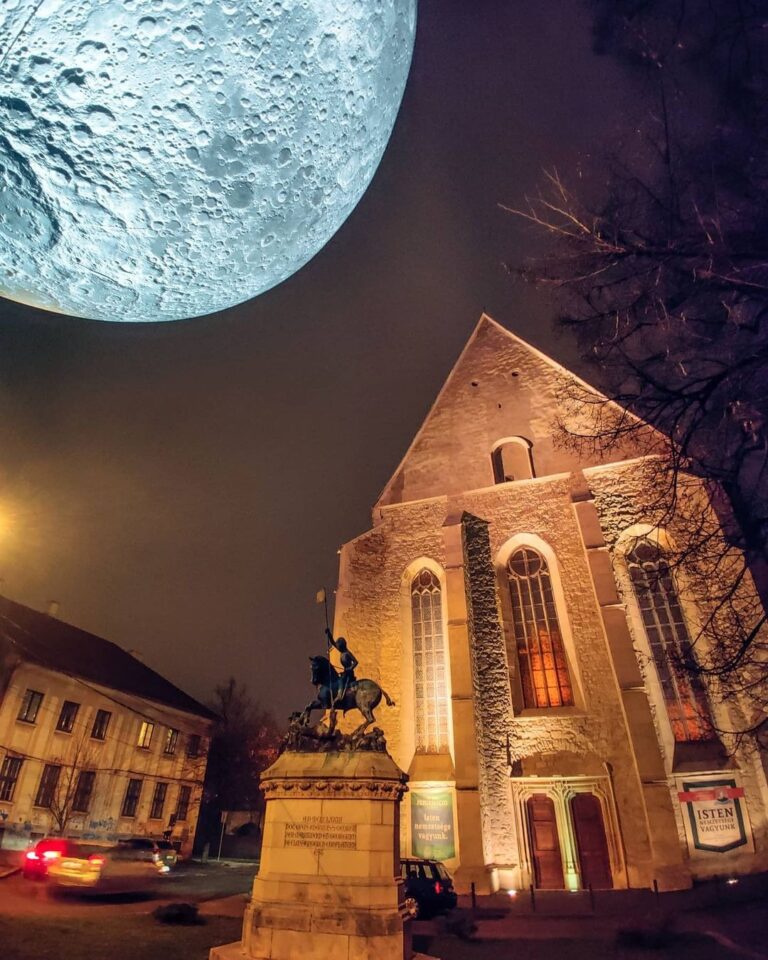 Instalaţia "Luna" va fi expusă din nou la Cluj-Napoca 6 Instalaţia "Luna" va fi expusă din nou la Cluj-Napoca