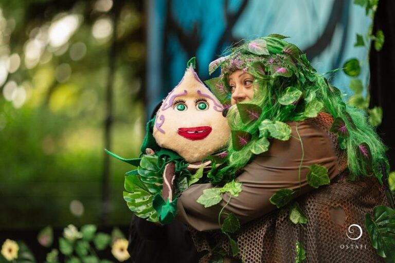 Primul și singurul spectacol de teatru din România accesibilizat pentru publicul cu dizabilități ajunge la Cluj