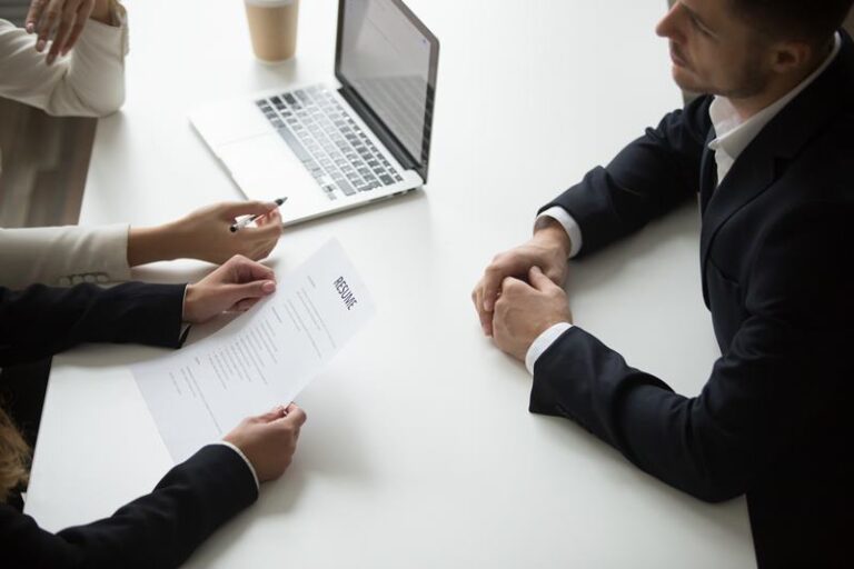 Găseşte-ţi primul loc de muncă prin intermediul unui CV bine conceput