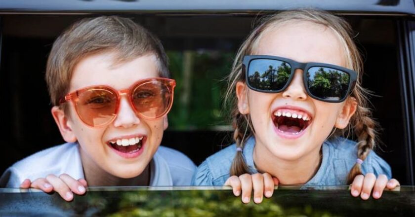 5 motive pentru care copiii trebuie să poarte ochelari de soare