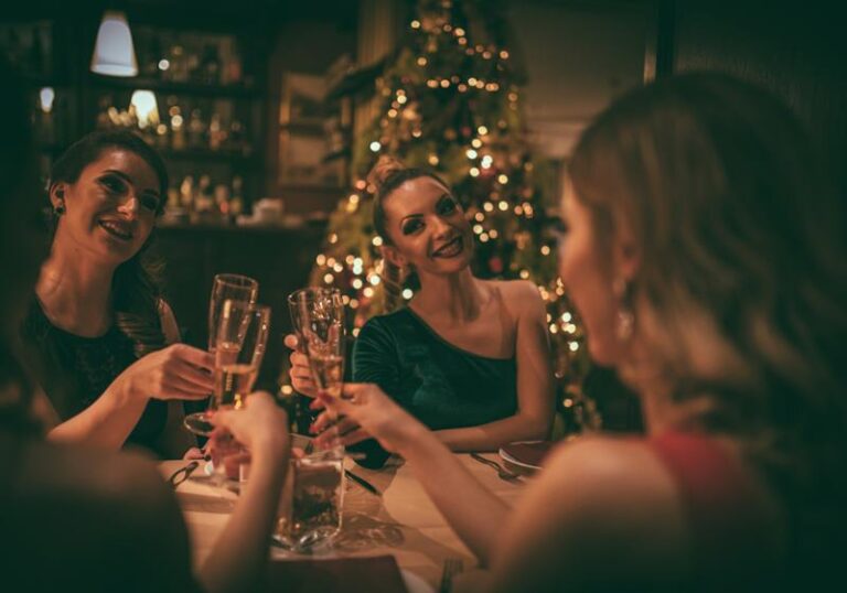 Cum să te îmbraci la petrecerea de Crăciun? Sfaturi și idei