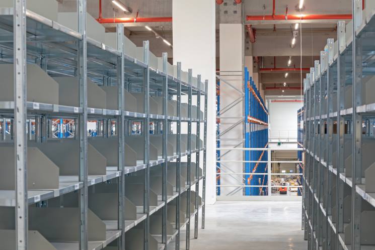 Atuurile rafturilor metalice atunci când vine vorba despre includerea lor în business