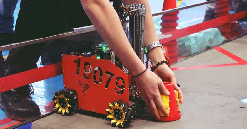 Meciuri demonstrative cu roboți construiți de liceenii din Cluj la sediul companiei Yonder