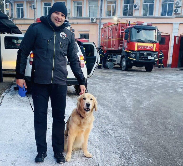 Un pompier din Cluj şi câinele lui au plecat în Turcia pentru a participa la misiuni de căutare-salvare