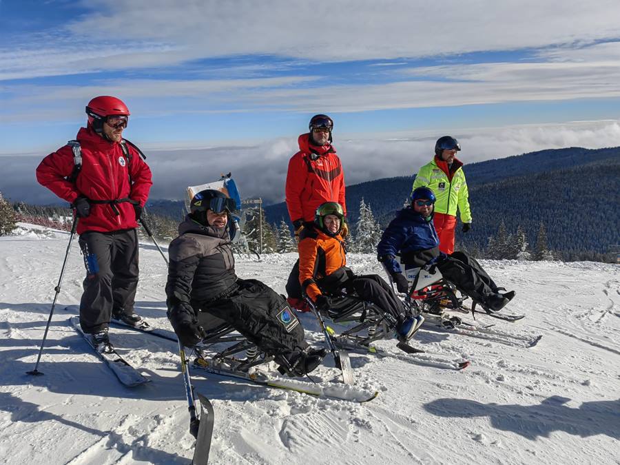 Peste 100 de persoane cu dizabilități au schiat la Buscat