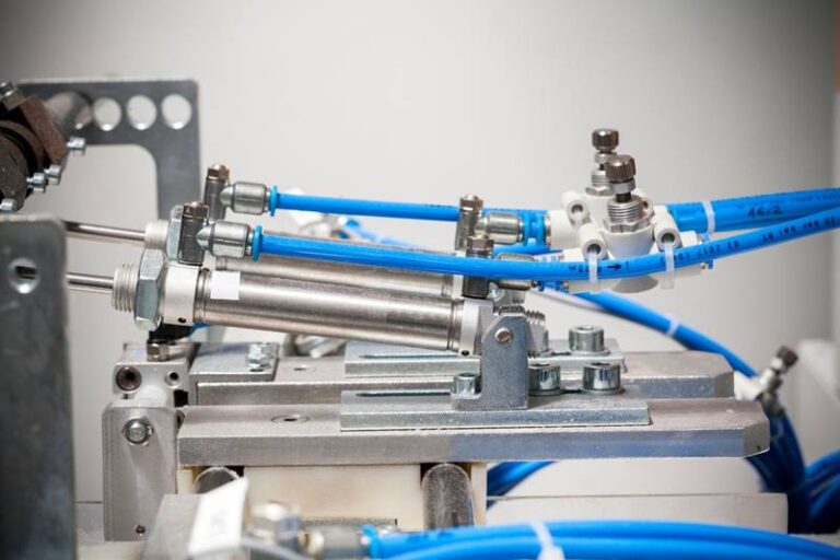 Importanța și funcționarea sistemelor pneumatice în industria clujeană