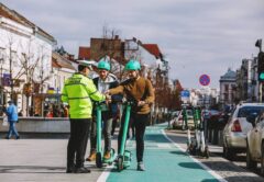 Persoanele care circulă cu trotinete electrice prin Cluj au primit lecţii de legislaţie rutieră de la poliţişti