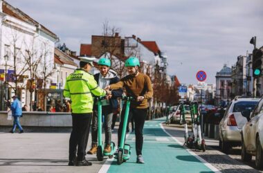 Persoanele care circulă cu trotinete electrice prin Cluj au primit lecţii de legislaţie rutieră de la poliţişti