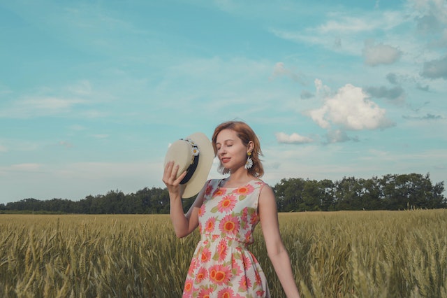 Inspirație pentru un look chic la birou - rochia tip sarafan