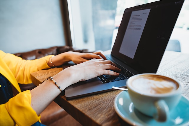 Laptopul - inamicul nr. 1 al cafenelelor din Cluj? Patronii impun restricții