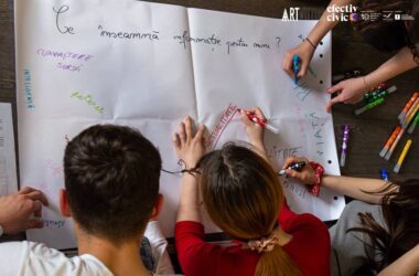 Doi doctoranzi în Cluj predau educație media liceenilor