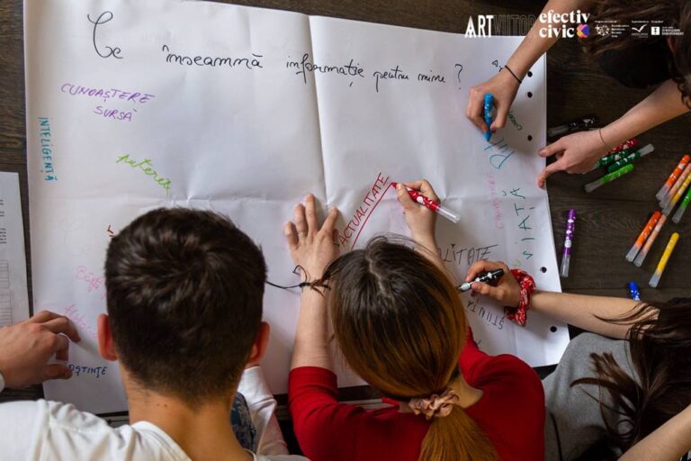 Doi doctoranzi în Cluj predau educație media liceenilor, într-un proiect dedicat elevilor din județul Suceava 1 Doi doctoranzi în Cluj predau educație media liceenilor