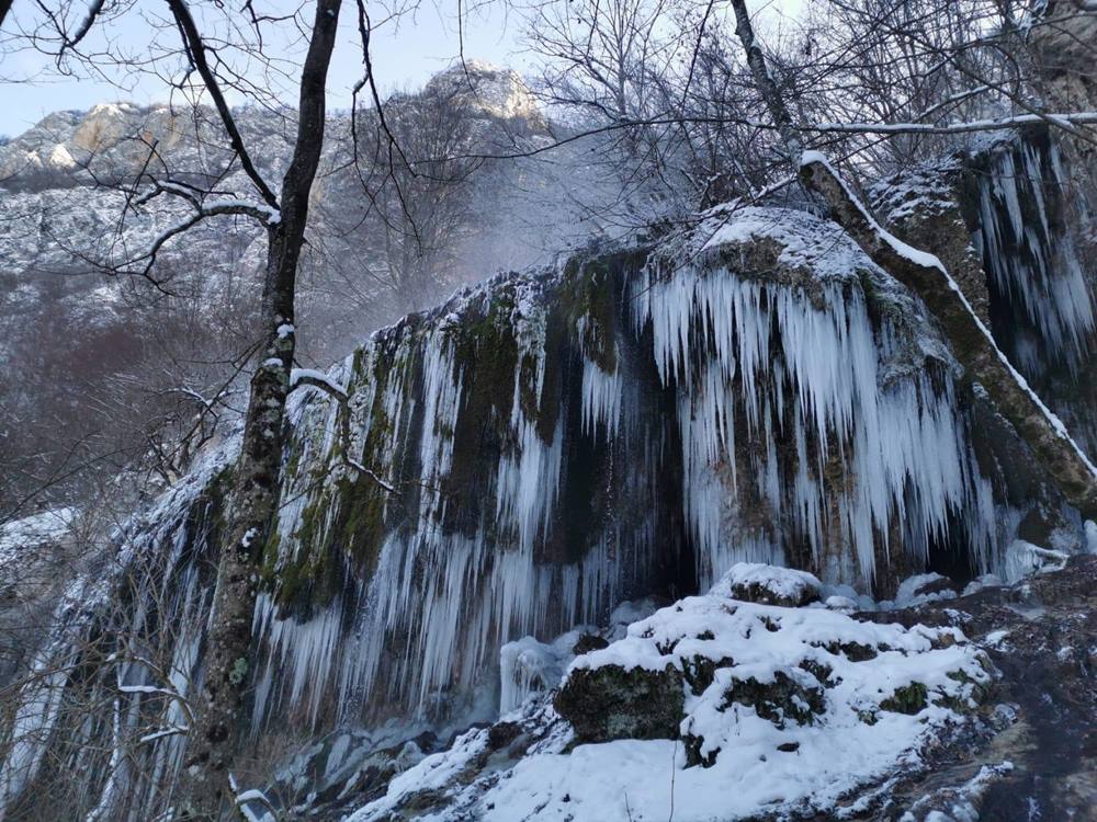 În Inima Munților Apuseni: Descoperă Cascadele de Travertin