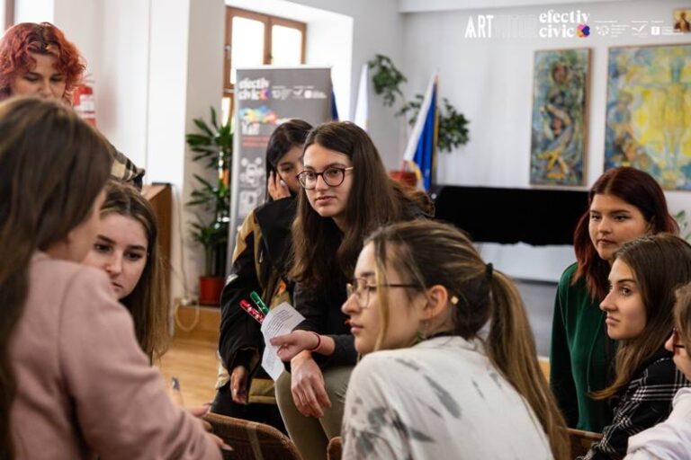 Cursul de educație media predat de doi doctoranzi din Cluj liceenilor din Suceava are primii 50 de elevi absolvenți 1 Cursul de educație media predat de doi doctoranzi din Cluj liceenilor din Suceava are primii 50 de elevi absolvenți