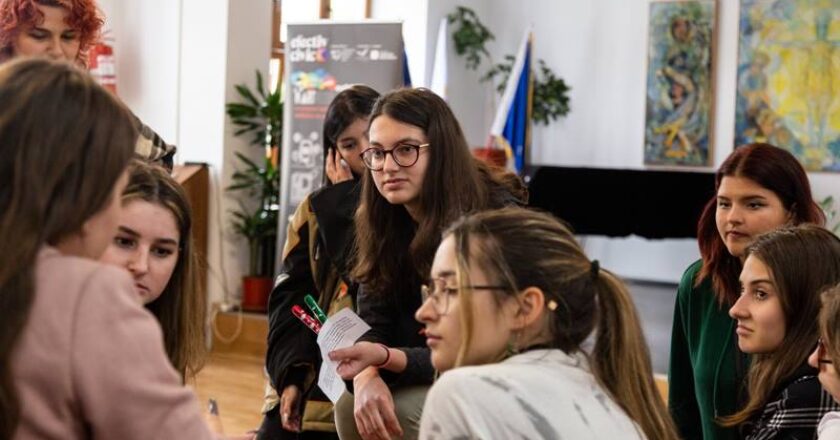Cursul de educație media predat de doi doctoranzi din Cluj liceenilor din Suceava are primii 50 de elevi absolvenți