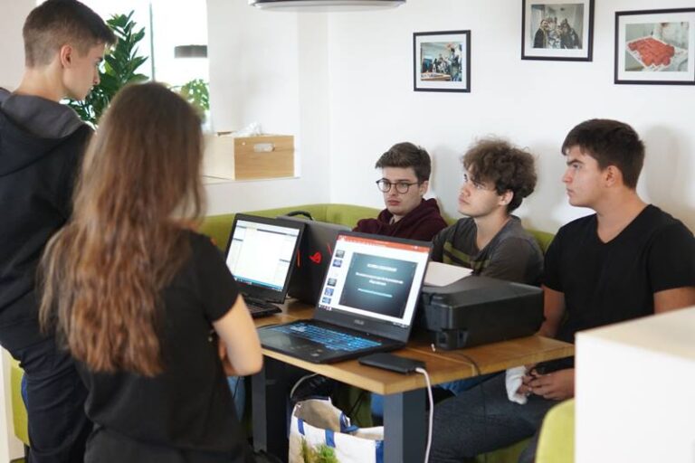 72 de elevi clujeni încep cursurile gratuite de IT 8 72 de elevi clujeni încep cursurile gratuite de IT