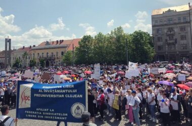 Nemulțumirea crește: Părinții din Cluj ies în stradă pentru susținerea profesorilor și elevilor