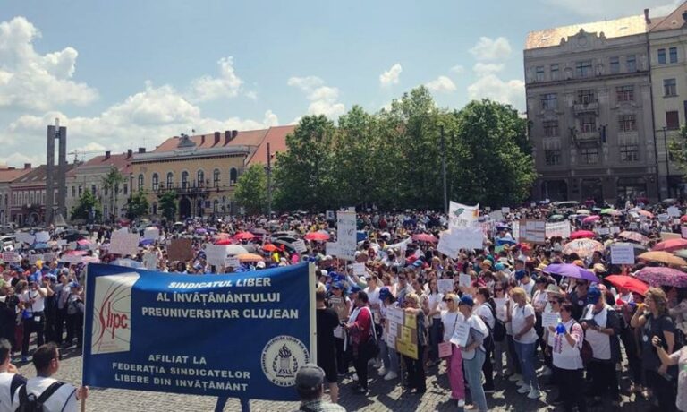 Nemulțumirea crește: Părinții din Cluj ies în stradă pentru susținerea profesorilor și elevilor 6 Nemulțumirea crește: Părinții din Cluj ies în stradă pentru susținerea profesorilor și elevilor