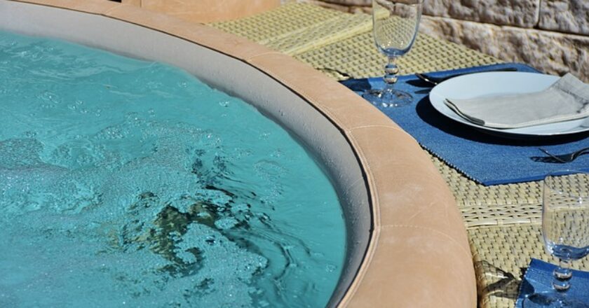 mini piscina de exterior cu masaj