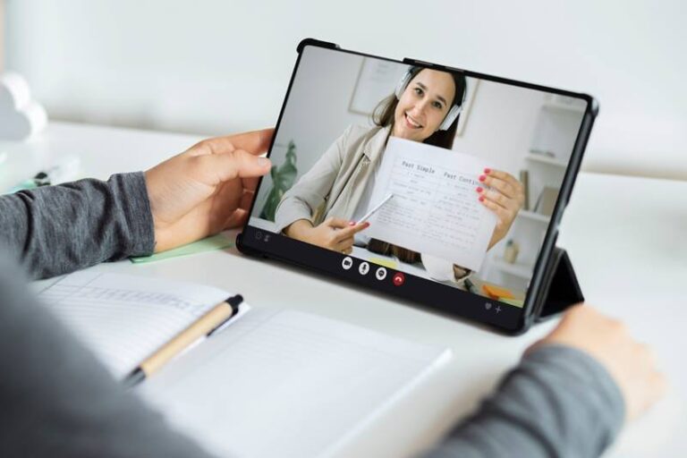 7 cursuri online populare ce îți pot transforma cunoștințele în venituri