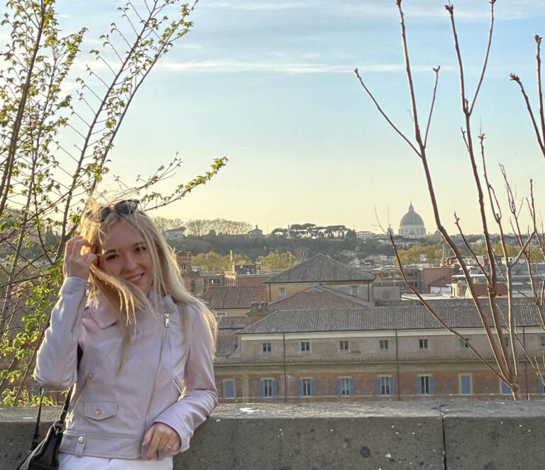 Sara, o tânără de 26 de ani din Cluj, are nevoie de ajutorul nostru: A fost diagnosticată cu o boală foarte rară