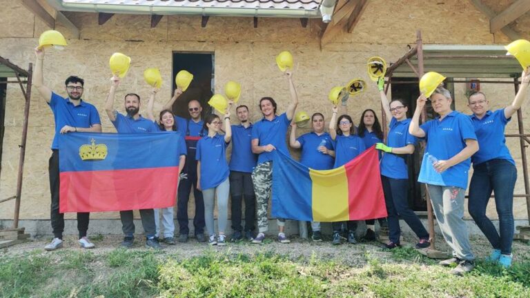 Sute de voluntari din România, SUA şi Europa au construit la Cluj locuinţe pentru familiile vulnerabile 1 locuinţe pentru familiile vulnerabile