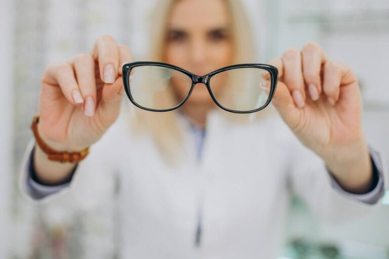 5 simptome care îți arată că ai nevoie de ochelari de vedere
