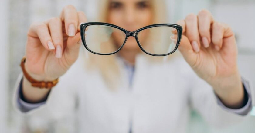 5 simptome care îți arată că ai nevoie de ochelari de vedere