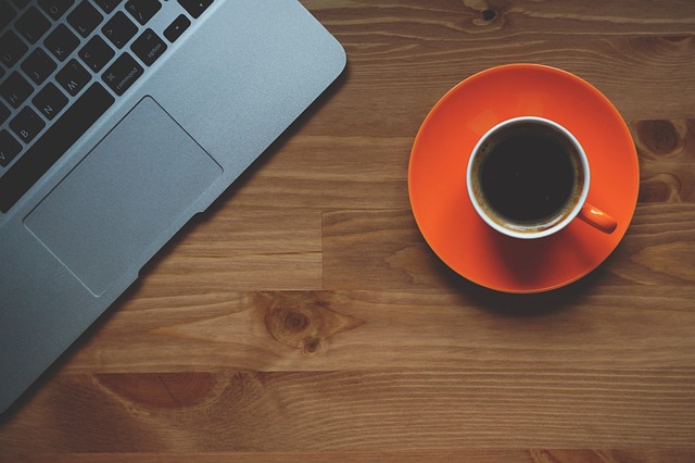 cafea si laptop