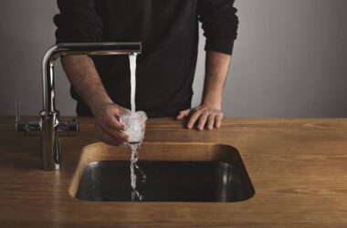 Restaurantele din România vor fi obligate să ofere gratuit apă potabilă clienților