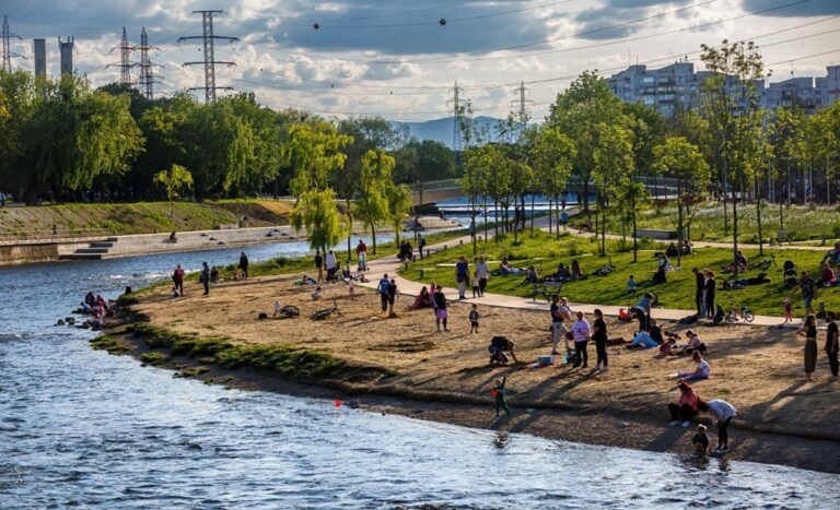 Ce se întâmplă pe Plaja Grigorescu din Cluj în acest weekend: picnicuri, petreceri cu DJ și dans latino pe malul Someșului 3 plaja Grigorescu