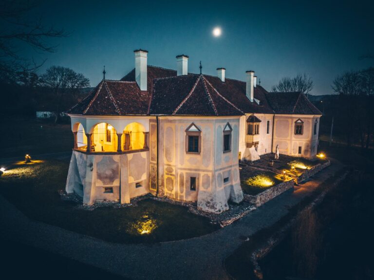 Povestea contelui care s-a îndrăgostit de Transilvania și a readus la viață castelul din Micloșoara, după o restaurare impresionantă 5 Micloșoara