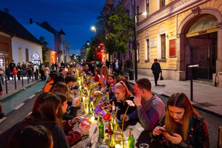 O masă, o stradă, un oraș întreg: Midnight Snack 2026 transformă centrul Clujului într-o cină sub cerul liber 1 Midnight Snack
