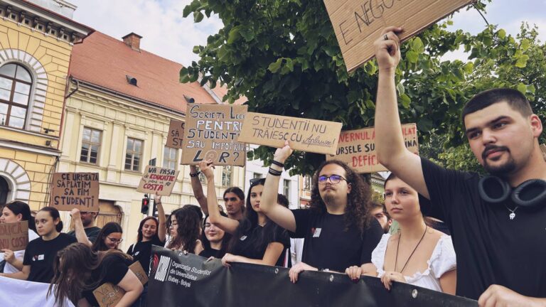 protestează