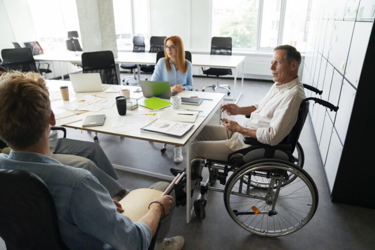La Cluj, persoanele cu dizabilități pot învăța gratuit programare și Inteligență Artificială, prin programul Techable 9 Techable