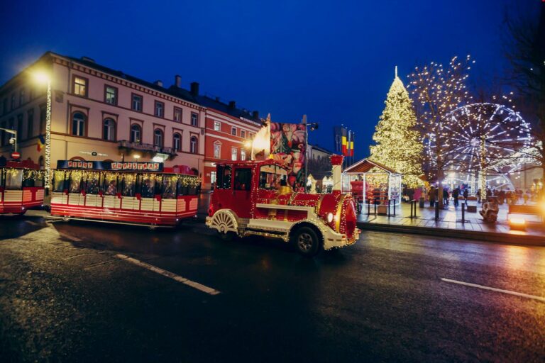 Trenulețul lui Moș Crăciun s-a pus în mișcare prin Cluj! Gratuitate pentru cei mai mici pasageri 4 Trenulețul lui Moș Crăciun