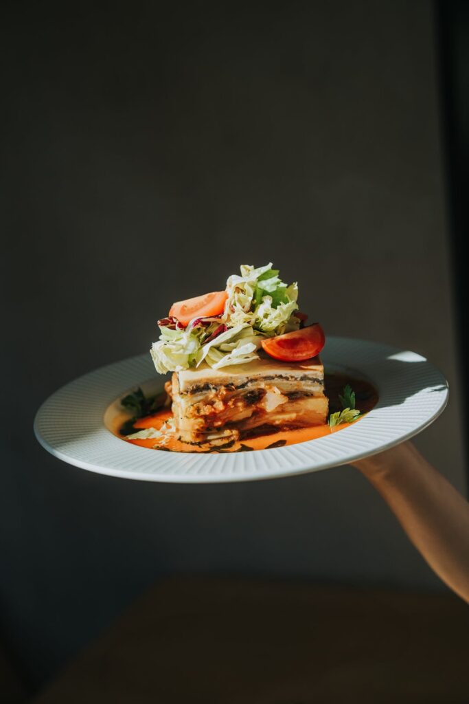 Ce poți mânca la Samsara dacă nu ești vegetarian? Mai multe decât crezi: 5 recomandări savuroase 3 moussaka