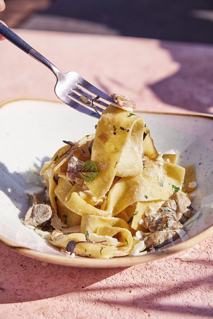 Ce poți mânca la Samsara dacă nu ești vegetarian? Mai multe decât crezi: 5 recomandări savuroase 5 pappardelle