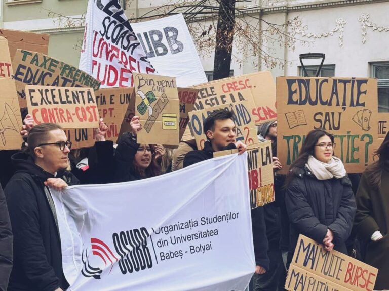 protestează