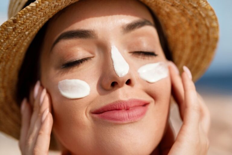 femeie aplica un produs cu SPF pe fata