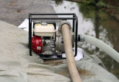 Un furtun de pompa de apă cu diferite diametre