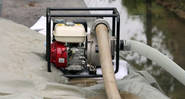 Un furtun de pompa de apă cu diferite diametre